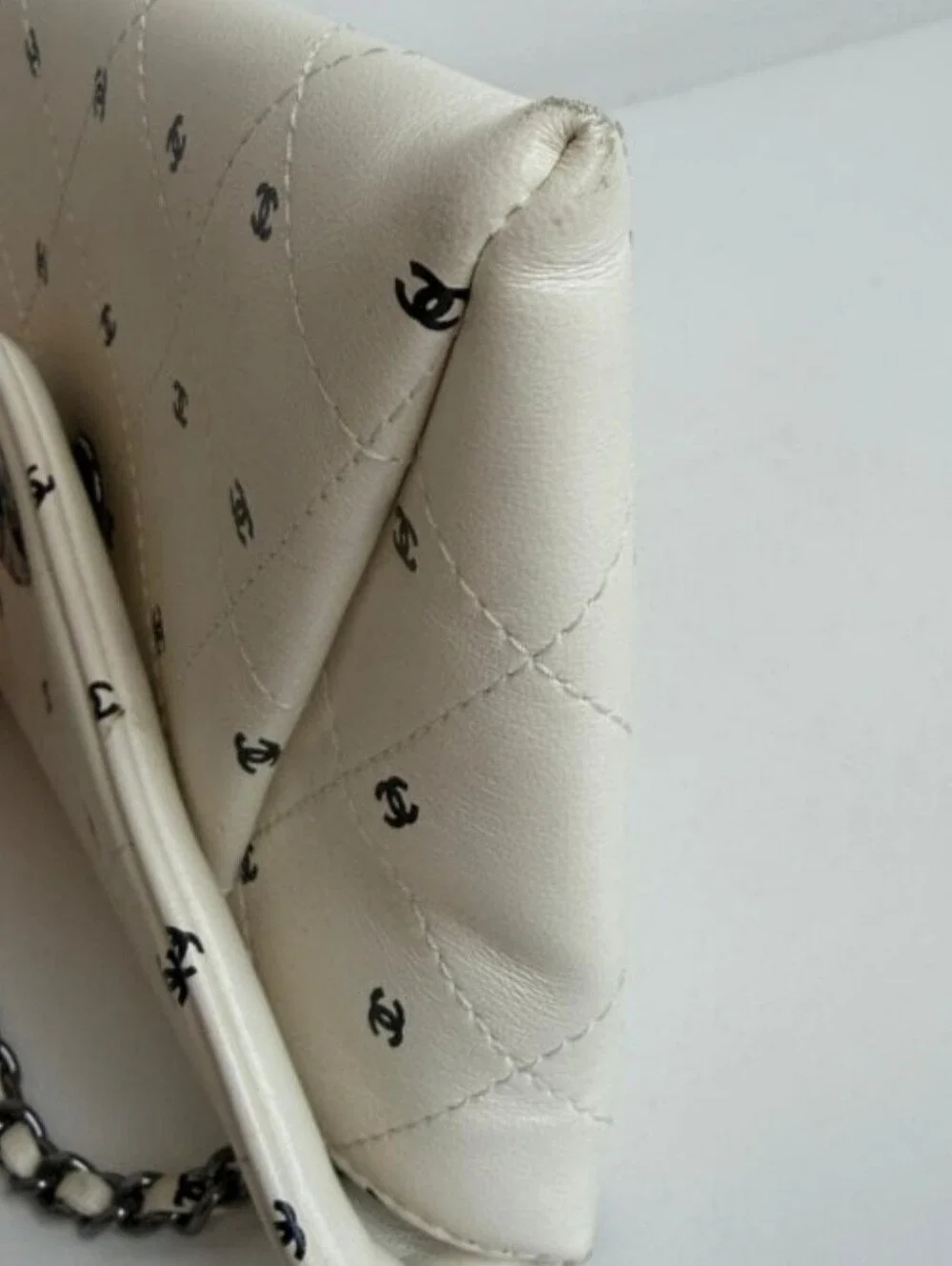 Printed Lambskin Logo CC Envelope Clutch With Chain White